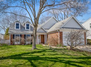 714 N Walnut Ln, Schaumburg, IL 60194