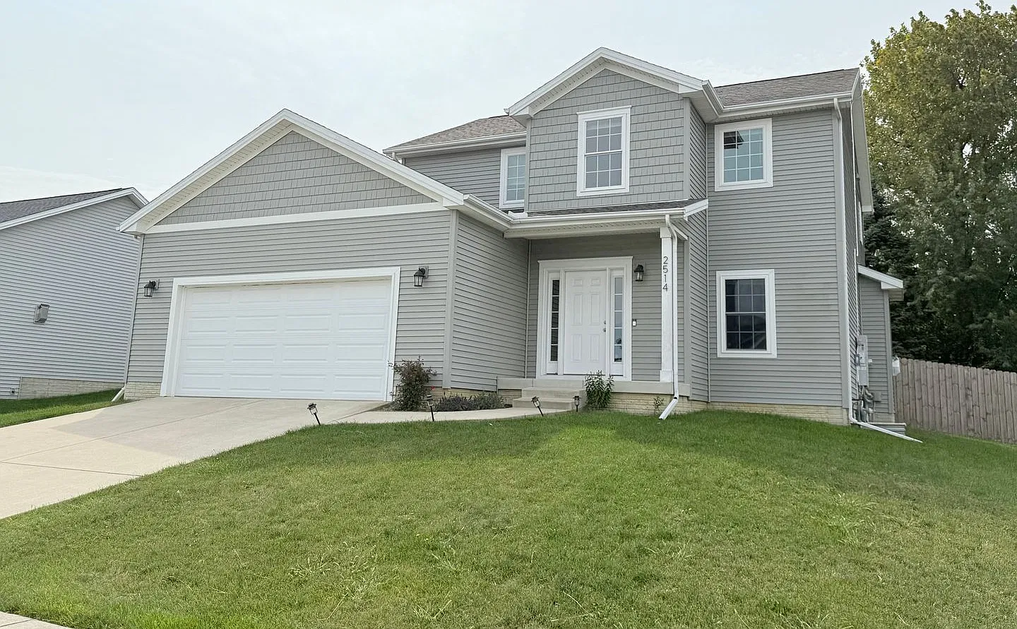 Incredible 4 bedroom house in Fox Creek! — Photo 1