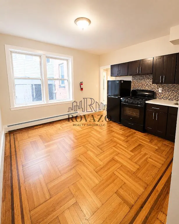 2 bed, 650 sqft, $1,725 — Photo 2