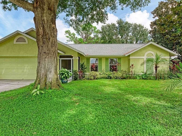 7107 Queen Palm Cir — Photo 2