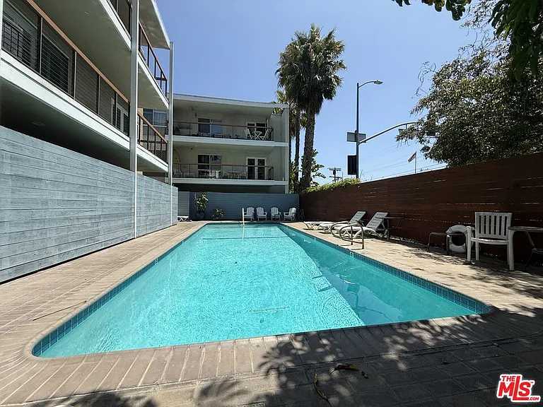 330 S Barrington Ave #309 — Photo 16