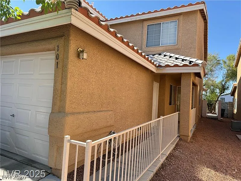 3 bed, 2.0 bath, 1059 sqft, $1,595 — Photo 2
