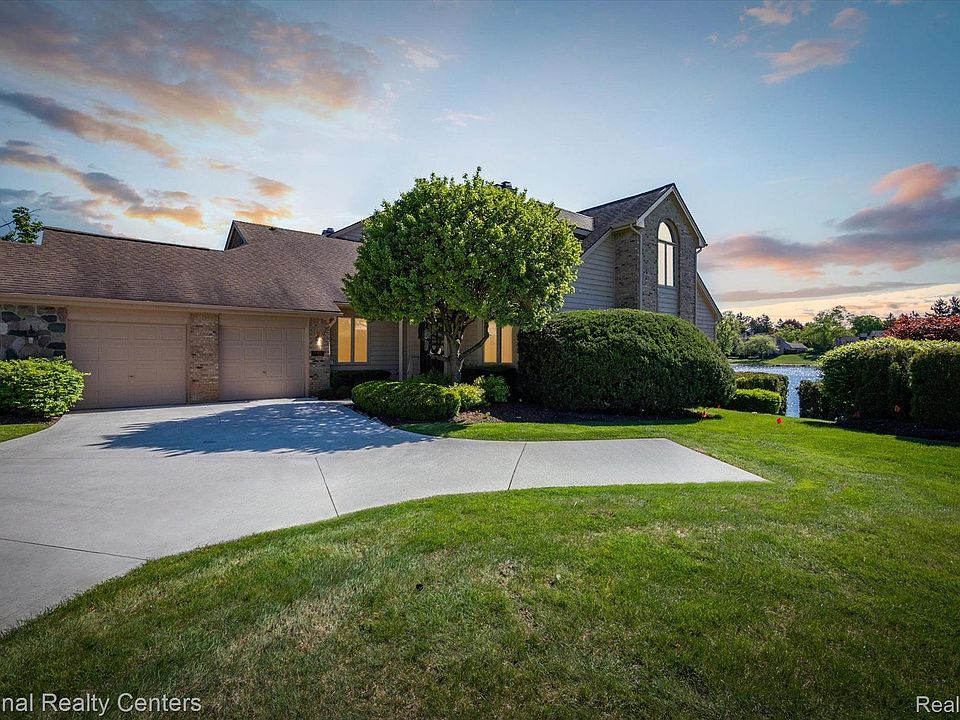 1st image of 18412 Blue Heron Dr W