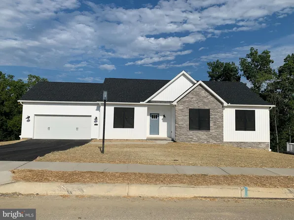 55 Bright Ln #13, Hanover, PA 17331