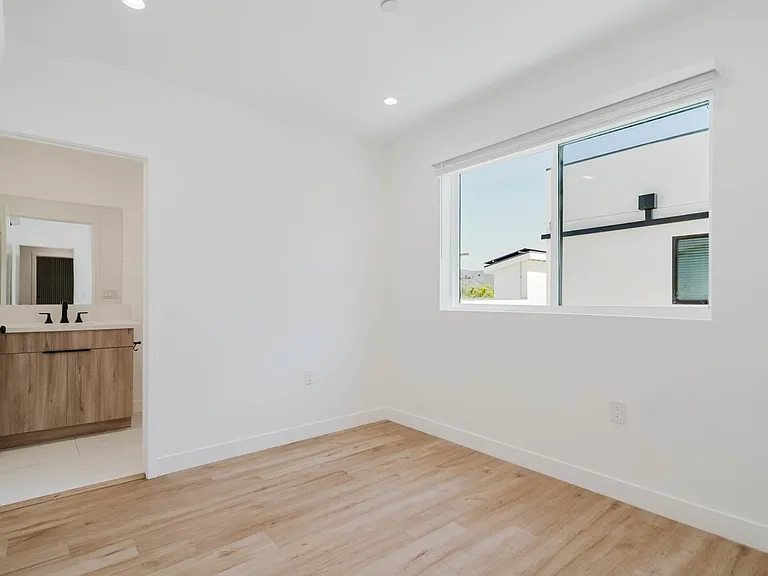 5654 1/2 Cartwright Ave — Photo 19