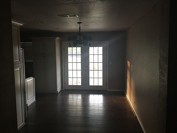 Dinning room with double dr