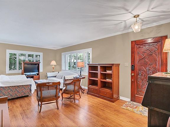4th image of 2105 Linda St