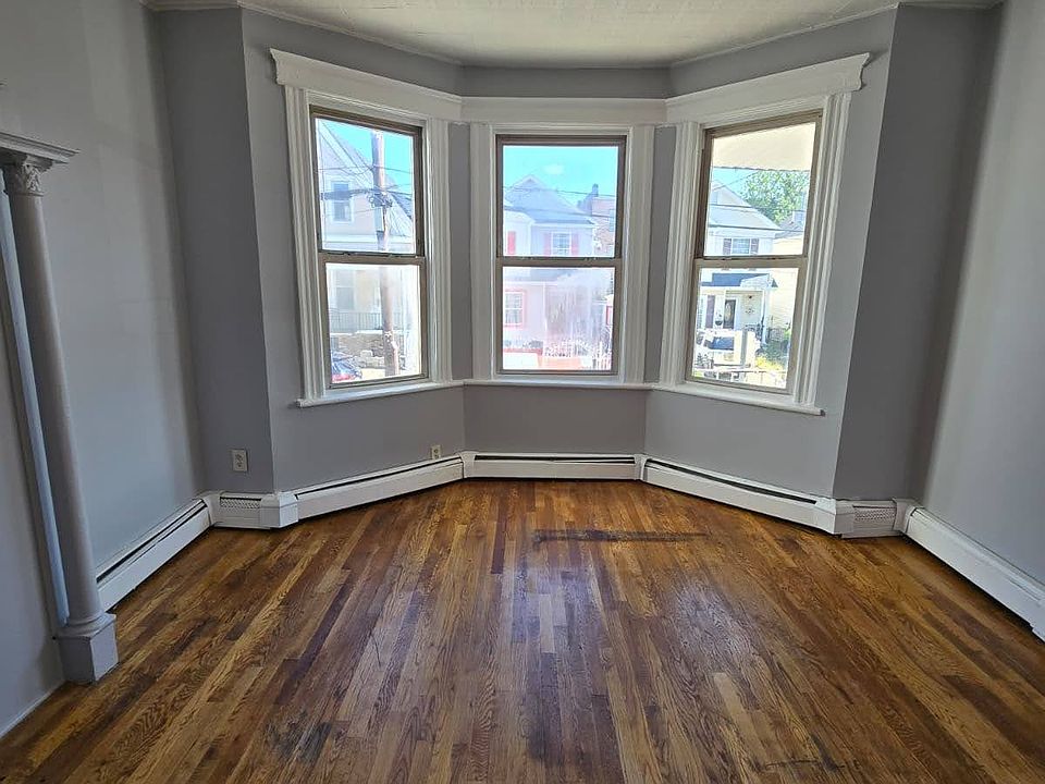 1st image of 127 Myrtle Ave Floor 1