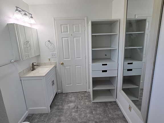 4th image of 4690 Fleming Way #B