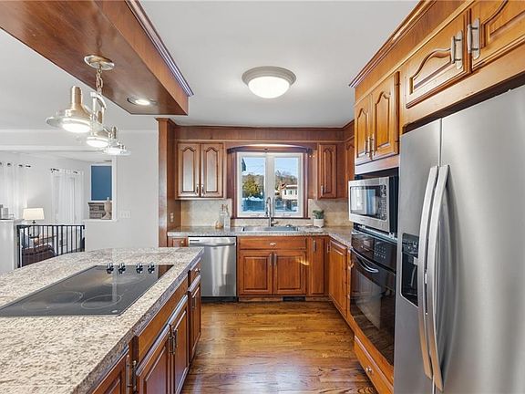 5th image of 72 Julia Dr