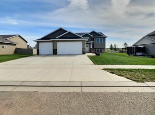 805 Sunflower Ln SW, Mandan, ND 58554