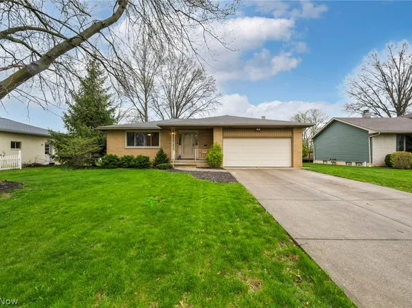 13700 Indian Creek Dr, Middleburg Heights, OH 44130