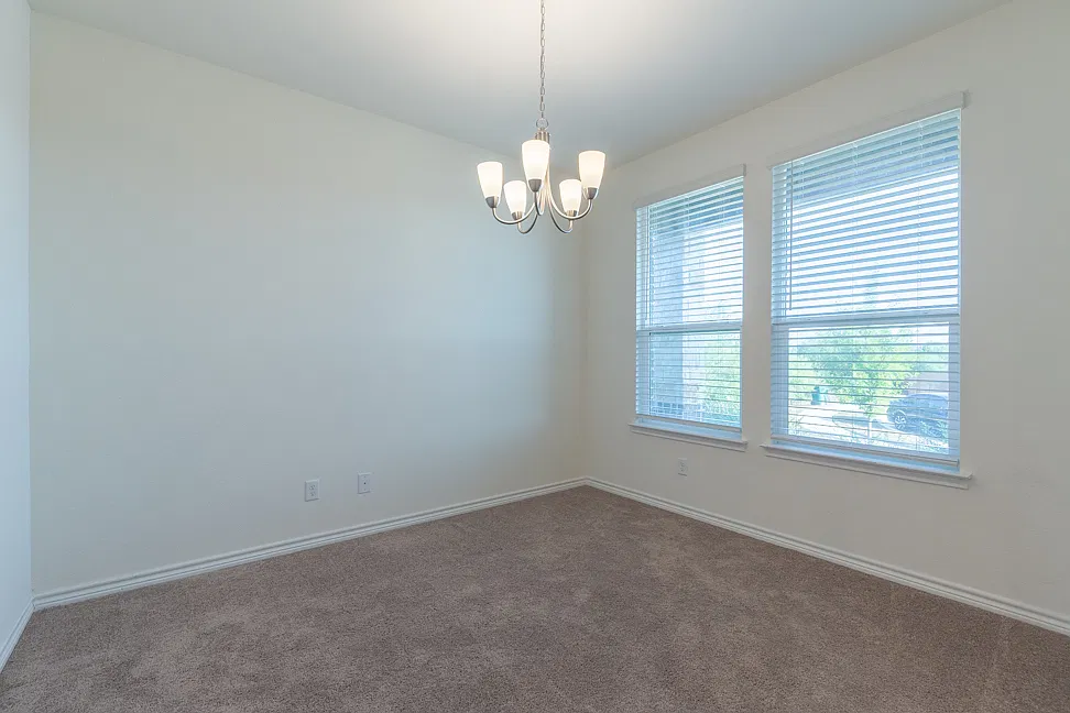4 bed, 2.5 bath, 2701 sqft, $2,100 — Photo 2