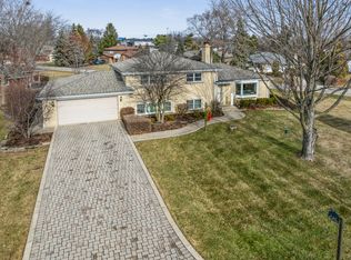 590 E Capri Dr, Palatine, IL 60074