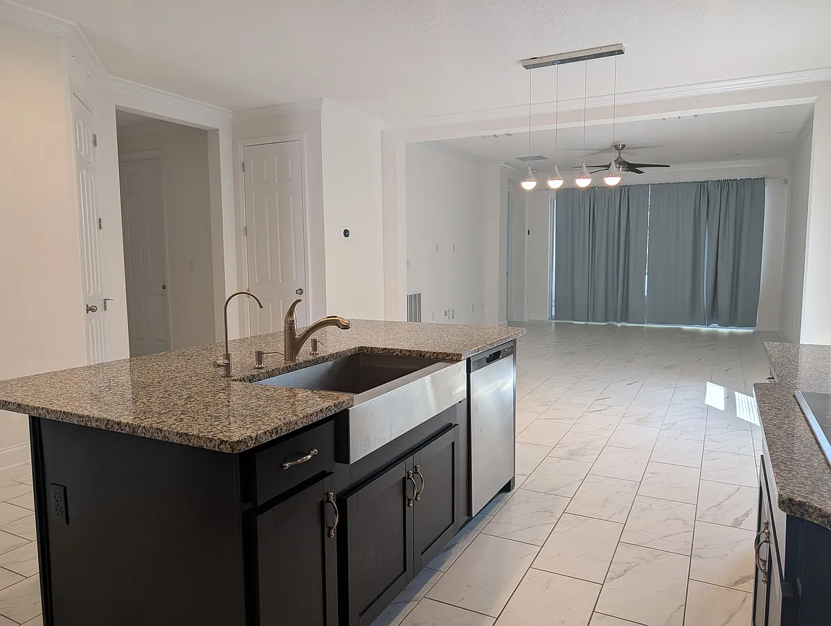 Building Photo - 703 Hyperion Dr