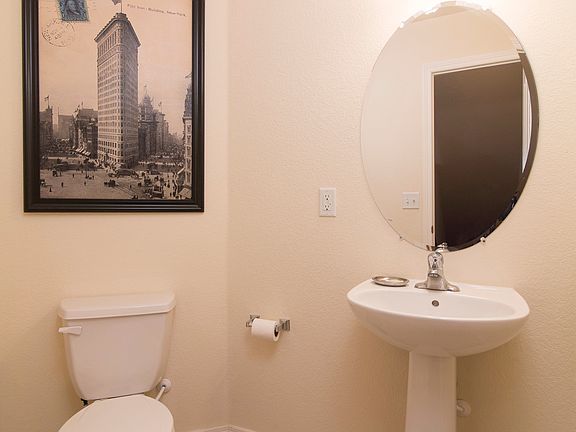 1/2 Bathroon main level