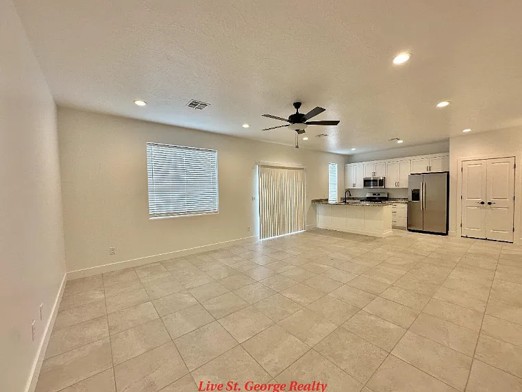 Amazing 4 bedroom 2.5 bathroom condo — Photo 2