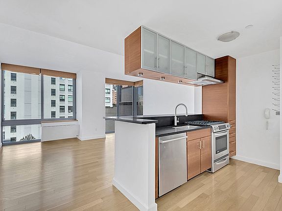 4th image of 225 W 60th St APT 7E