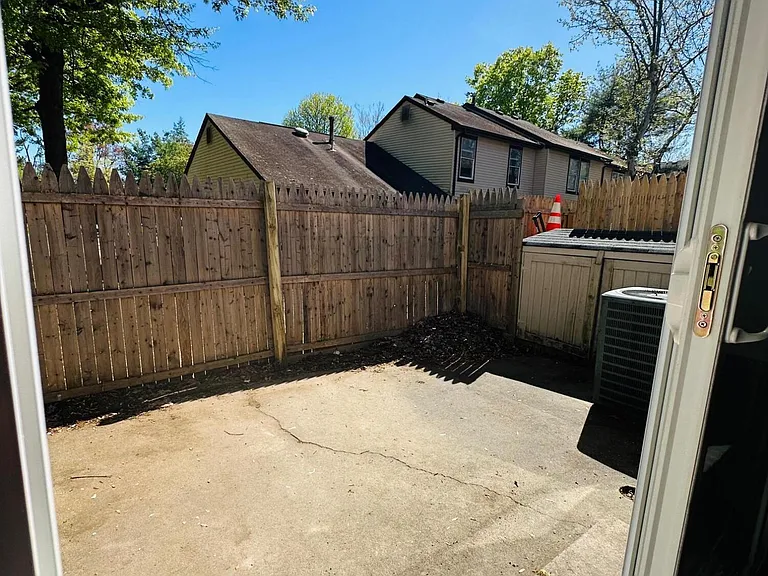 402 Woodlake Manor Dr #1000 — Photo 18