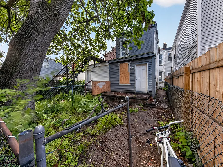 605 E 10th St — Photo 35