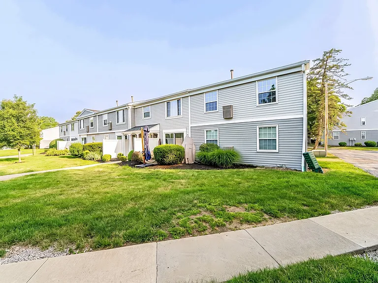 Olmsted Falls Village Apt - SPO Properties — Photo 4