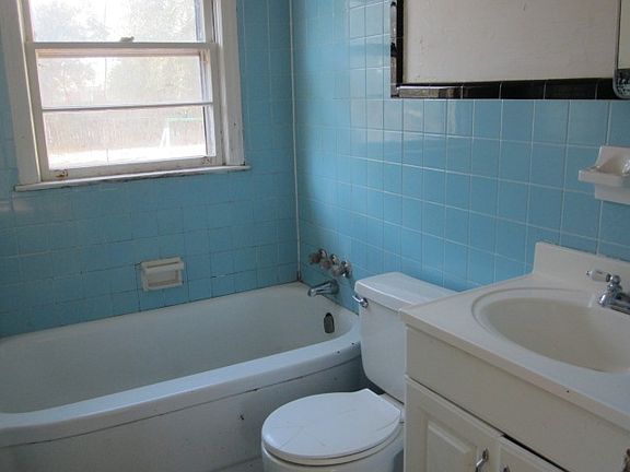 3rd image of 1731 Dupont Dr