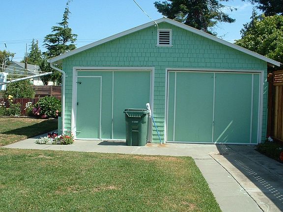 Detached 2 car garage