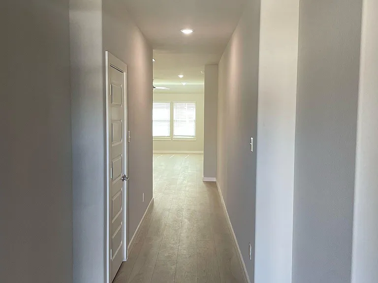 1404 Mahogany Dr — Photo 3