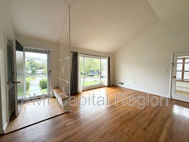 4 bed, 2.5 bath, 3400 sqft, $4,390 — Photo 4