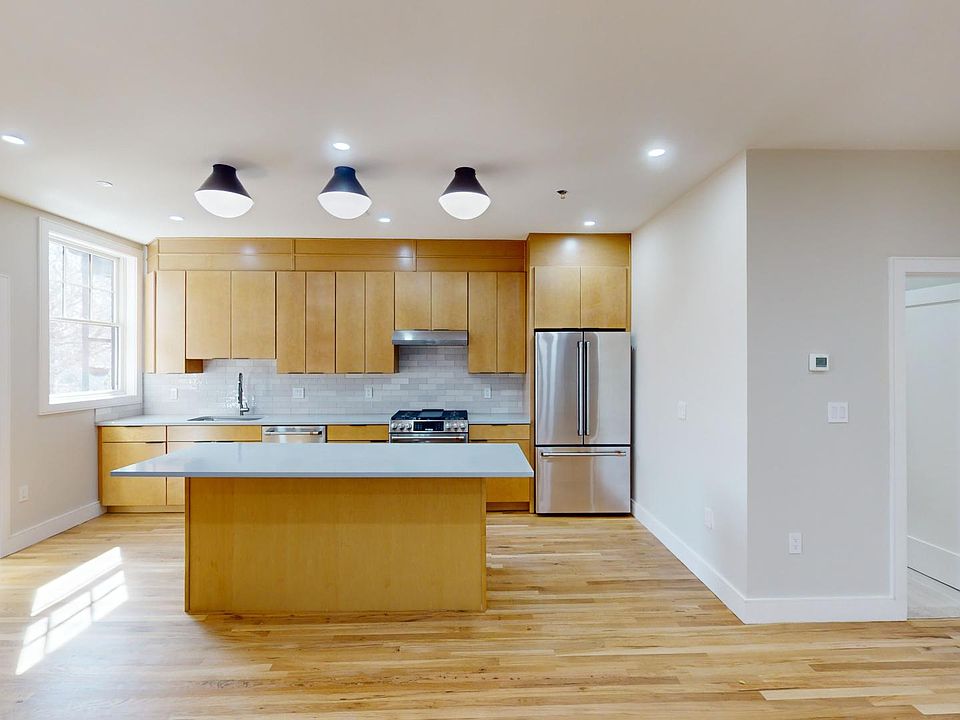 1st image of 145 Sutherland Rd #3