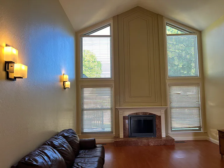 450 Neptune Dr — Photo 2