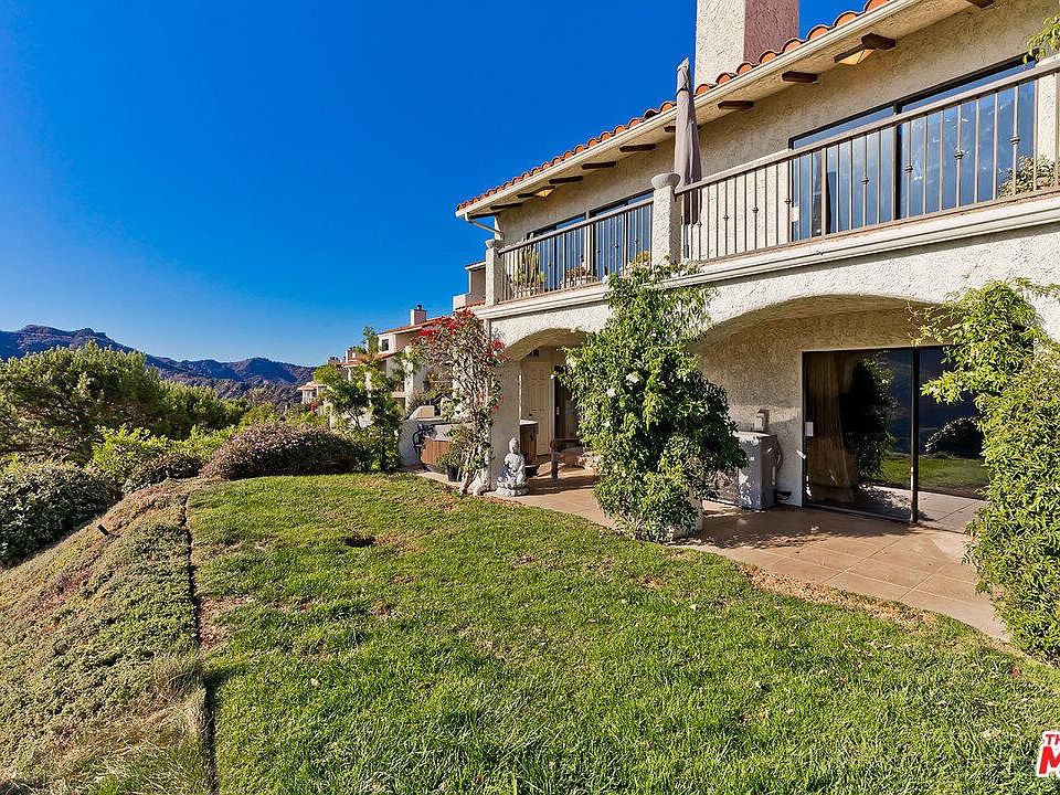 1st image of 1918 Palisades Dr