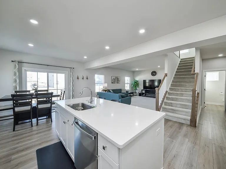 328 Carole St — Photo 2