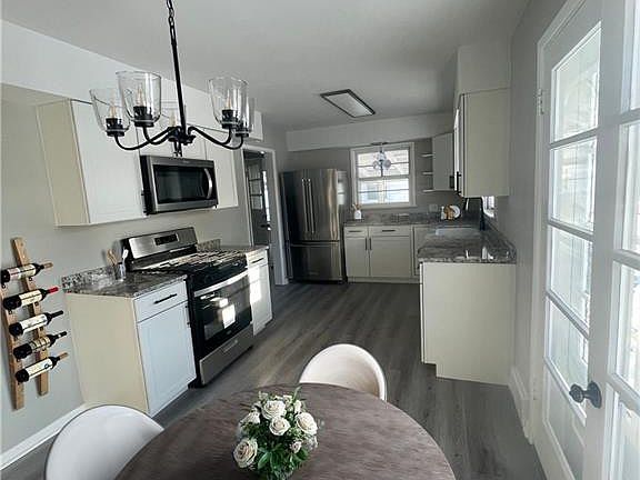5th image of 433 N Elm St
