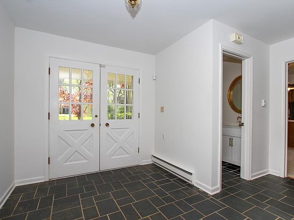 3rd image of 87 Lincolnshire Dr