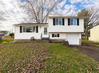 34 Ridge Meadows Dr, Spencerport, NY 14559