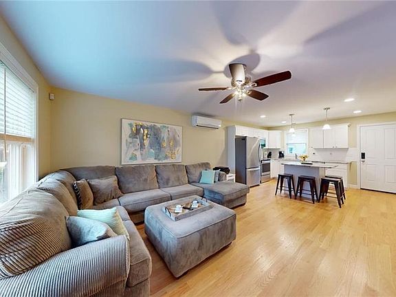 3rd image of 36 King St Unit 1
