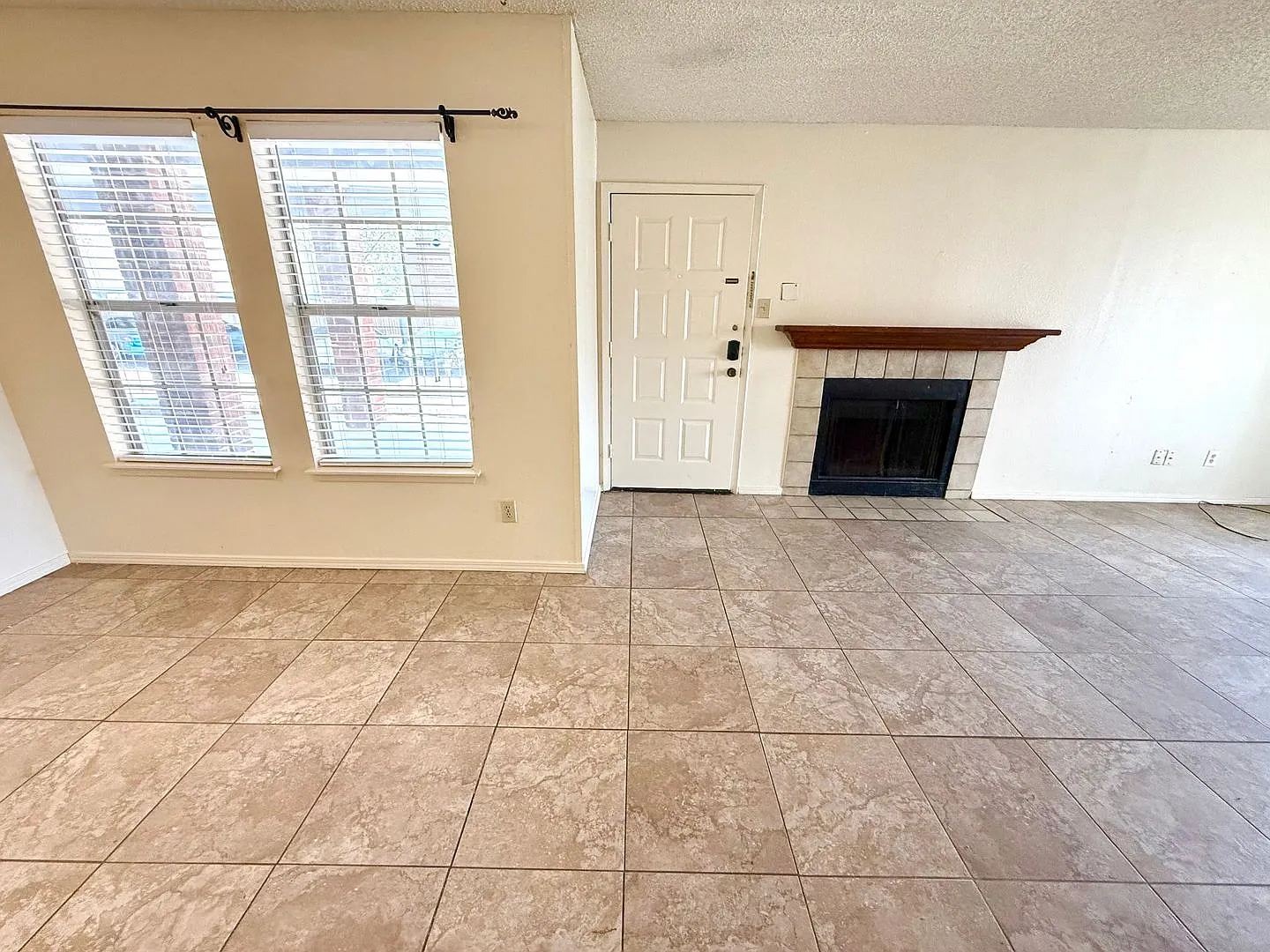 Move-In Ready 2BD/2BA with Fireplace, In-Unit Laundry & Community Pool! — Photo 4