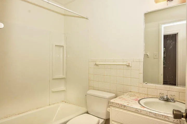 2407 Clark Ln — Photo 3