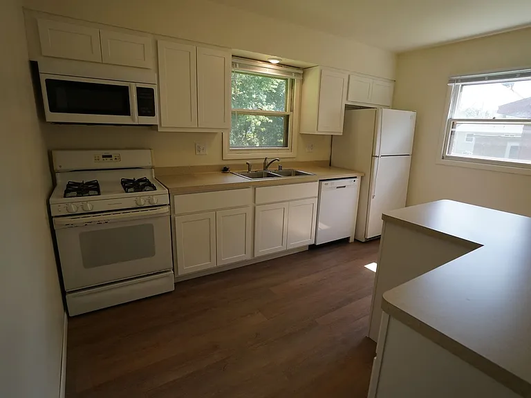 2410 Valley St — Photo 4
