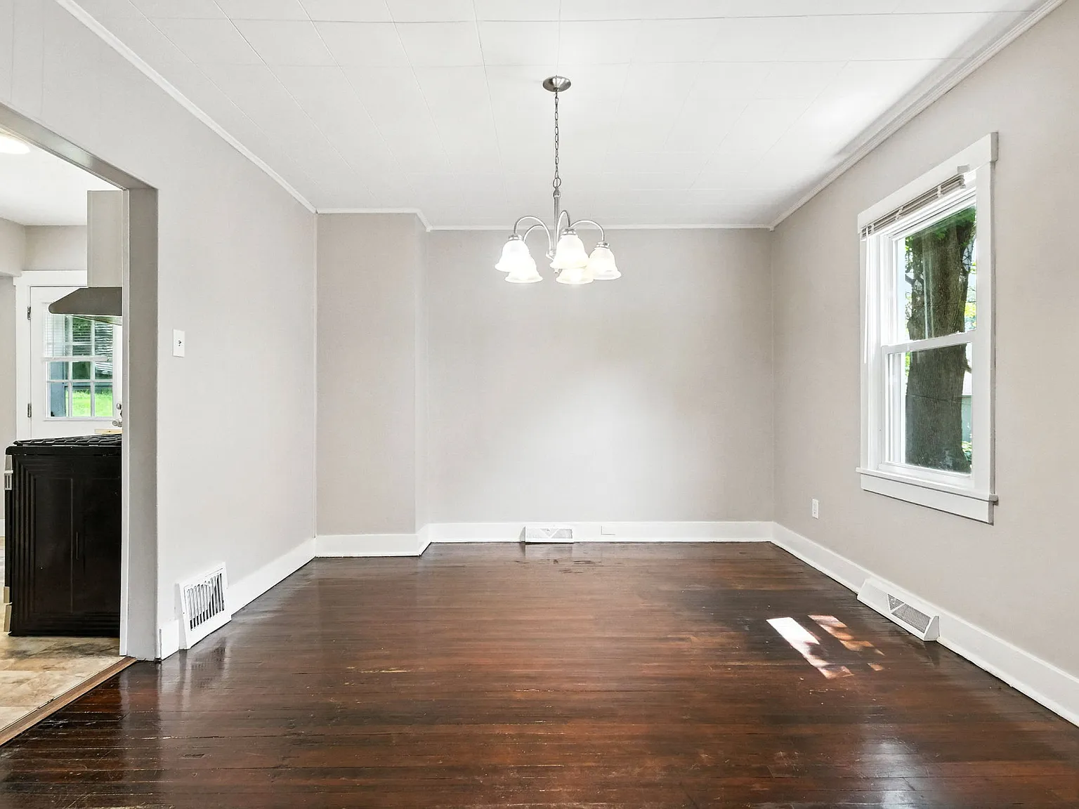 3 bed, 1.5 bath, 1256 sqft, $1,300 — Photo 2