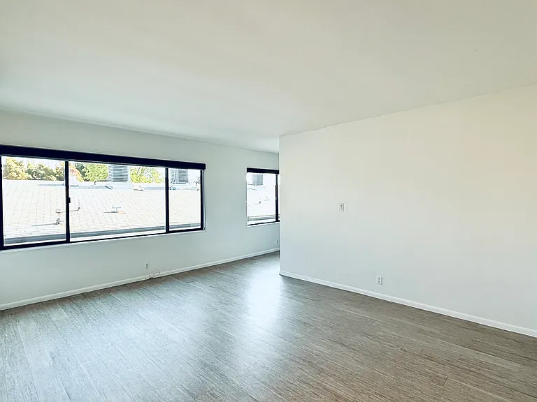 2031 N Beachwood Dr #22 — Photo 6