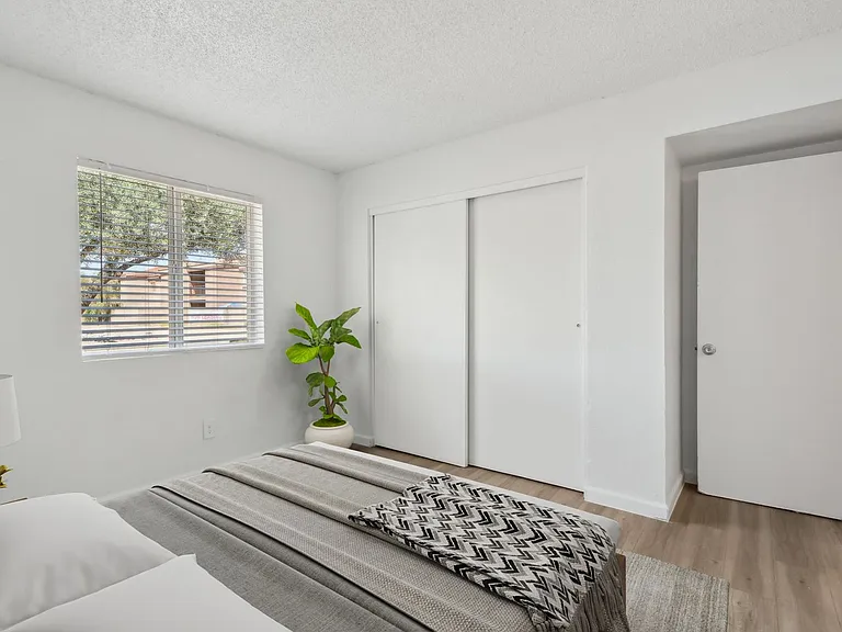 Two Five Greenway Apartments — Photo 46