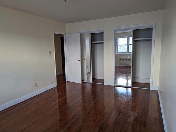5th image of 949 E 58th St APT 1