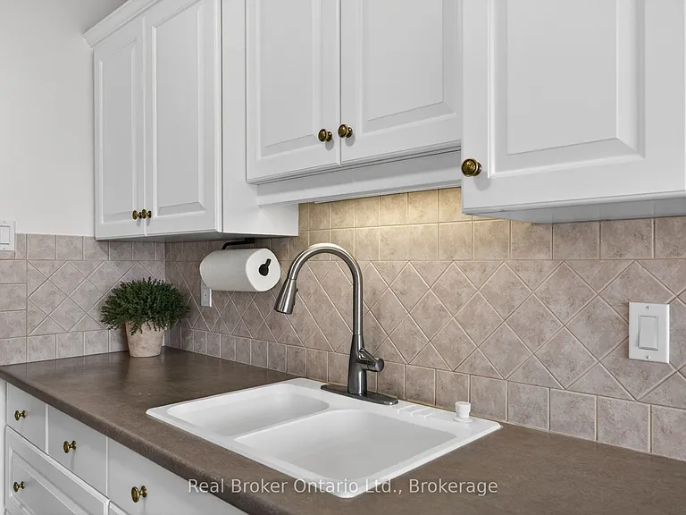 23 Woodlawn Rd E #811 — Photo 23