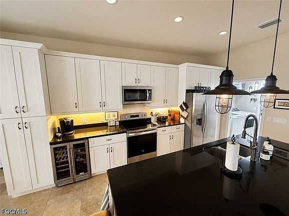 5th image of 2552 SW 28th Ave