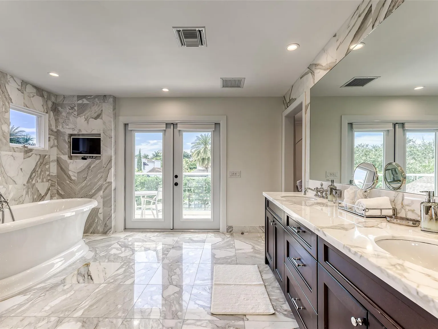 4 bed, 4.5 bath, 3713 sqft, $25,000 — Photo 4
