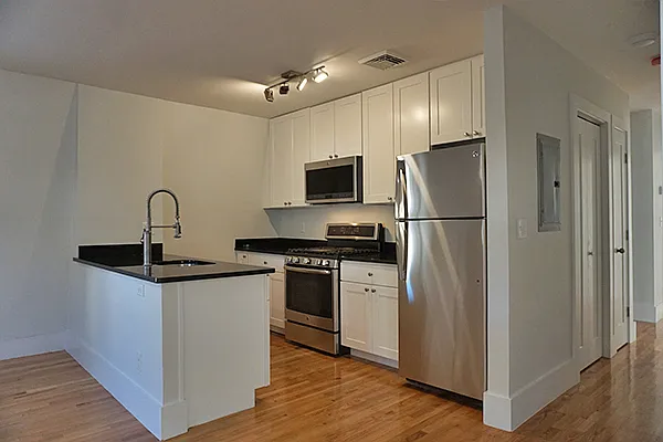 3 bed, 1076 sqft, $4,850 — Photo 3