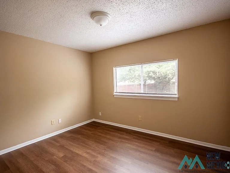 1704 Laura Ln — Photo 13