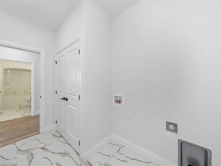 397 Victoria St — Photo 6